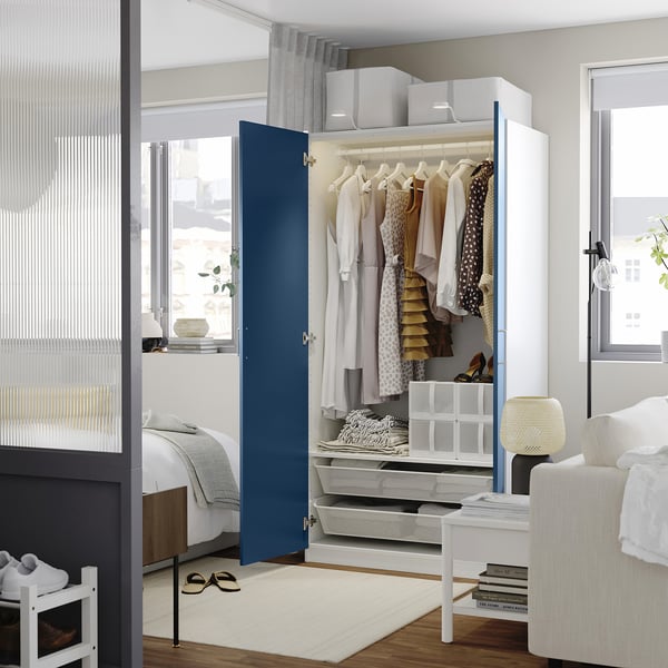 Guarda-roupa PAX azul moderno com iluminação e pés ajustáveis.