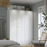 Quarto moderno com guarda-roupa, cama, cadeira e decoração ikea PAX.