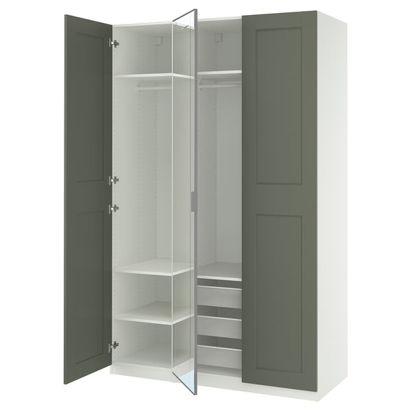 Roupeiro ikea PAX verde com portas espelhadas, aberto para mostrar prateleiras e gavetas.