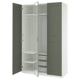 Roupeiro ikea PAX verde com portas espelhadas, aberto para mostrar prateleiras e gavetas.