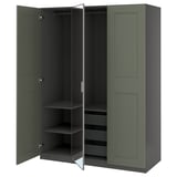 Guarda-roupa PAX verde, prateleiras abertas e trilho, interior escuro.