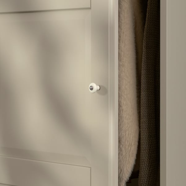 Guarda-roupa branco com dobradiça de fechamento suave; Inclui cobertor aconchegante.