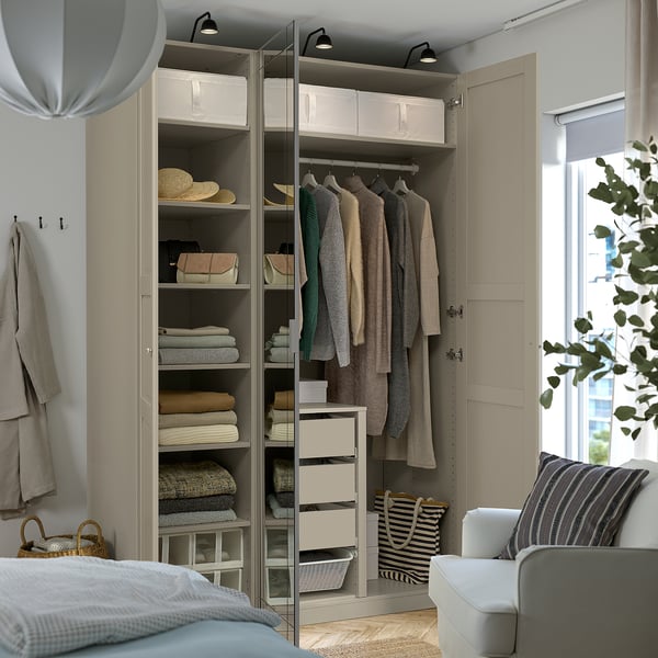 Quarto moderno com roupeiro PAX bege. Prateleiras, gavetas, haste de suspensão e ganchos.