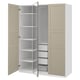 Opção: Um roupeiro aberto ikea PAX em bege com prateleiras brancas e um cesto de rede. É um design minimalista com prateleiras ajustáveis e dobradiças de fechamento suave.