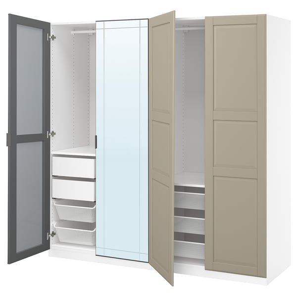 Um roupeiro ikea PAX branco aberto com uma porta espelhada, cestos de rede e prateleiras.