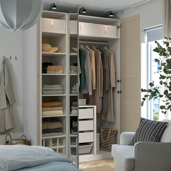 Quarto moderno com guarda-roupa PAX, oferecendo prateleiras, gavetas e espaço para pendurar roupas e acessórios.