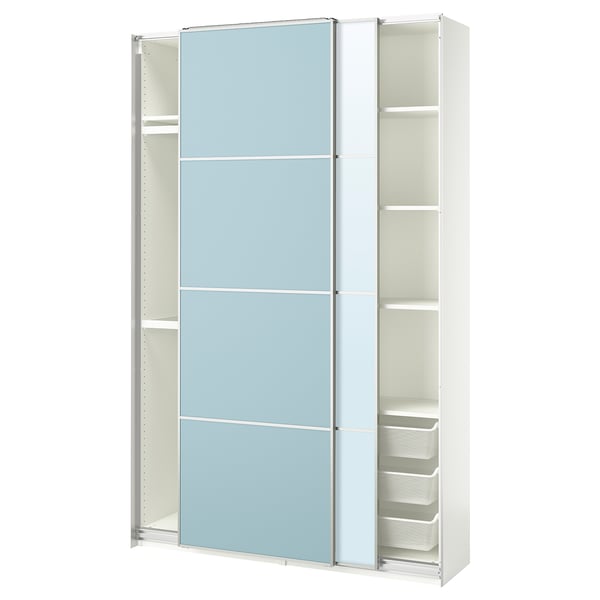 Um roupeiro ikea PAX branco aberto com painéis e prateleiras azuis claros.