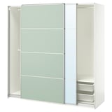 Um roupeiro ikea PAX branco com portas de vidro fosco e gavetas de rede metálica, oferecendo arrumação moderna.