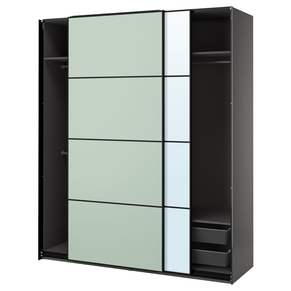Um roupeiro ikea PAX com portas de correr espelhadas, moldura preta e prateleiras internas.