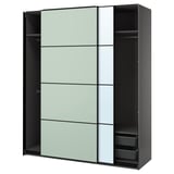 Um roupeiro ikea PAX com portas de correr espelhadas, moldura preta e prateleiras internas.