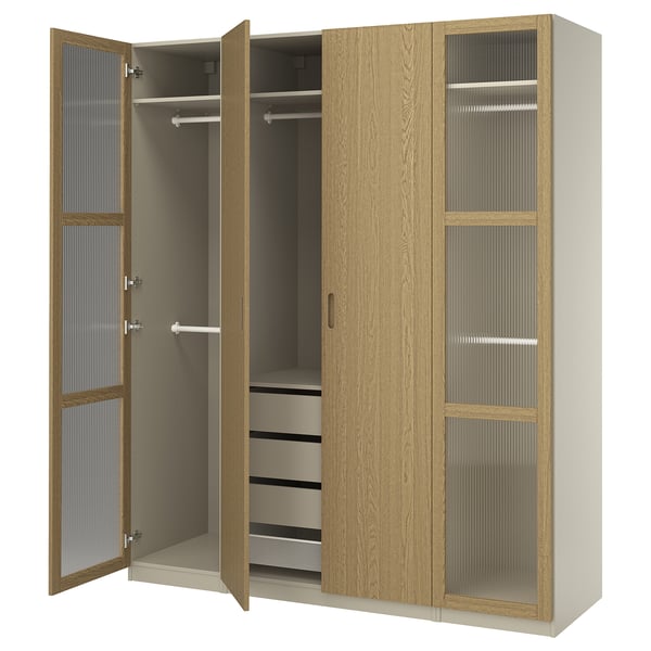 Guarda-roupa PAX, carvalho, portas abertas mostrando prateleiras, cabides e gavetas. Dobradiças de fechamento suave.