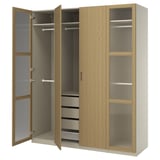 Guarda-roupa PAX, carvalho, portas abertas mostrando prateleiras, cabides e gavetas. Dobradiças de fechamento suave.