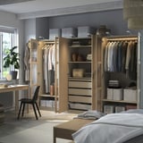Closet organizado com cabides, prateleiras, gavetas e caixas de armazenamento. Iluminação embutida e pés ajustáveis.