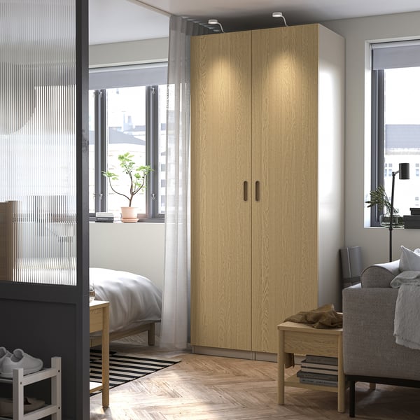 Quarto moderno com guarda-roupa, cama e cadeira PAX.