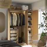 Guarda-roupa com roupas, prateleiras e gavetas. Iluminação integrada e decoração do quarto.