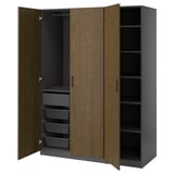 Um guarda-roupa PAX aberto com portas de madeira, cestos de malha e prateleiras para armazenamento.