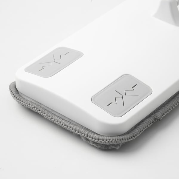 Duas almofadas planas de microfibra PEPPRIG brancas com bordas cinza, projetadas para uma limpeza eficaz e aprimorada com água, apoiadas em uma superfície branca.