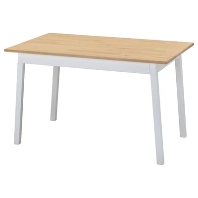 Mesa de jantar de madeira chamada PINNTORP, acomoda quatro, pernas brancas, tampo em madeira natural. Estilo escandinavo.