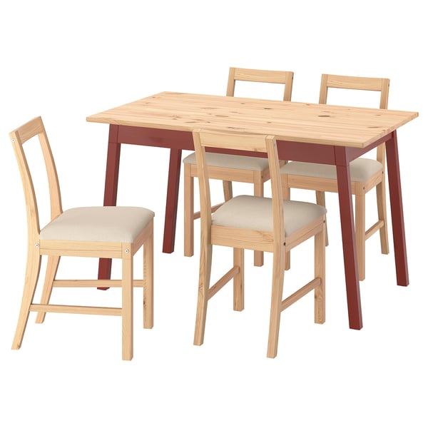 Conjunto de jantar em pinho claro com mesa e 4 cadeiras, estofos bege.