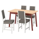 Um conjunto de jantar PINNTORP com uma mesa de madeira clara e quatro cadeiras cinzentas.