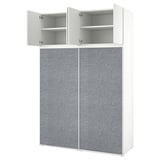 Roupeiro PLATSA branco com portas de feltro cinzento, 3 prateleiras, portas de correr.