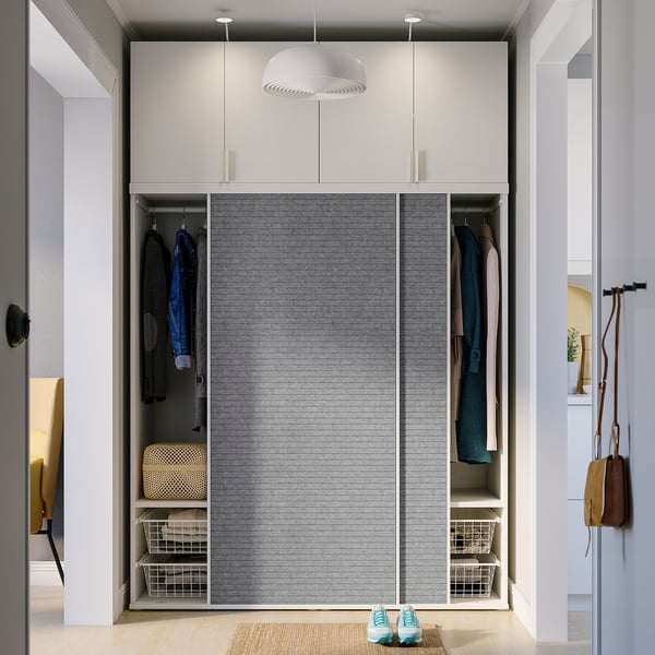 Guarda-roupa embutido moderno com portas de correr e pés ajustáveis, com cabides e cestos de armazenamento.
