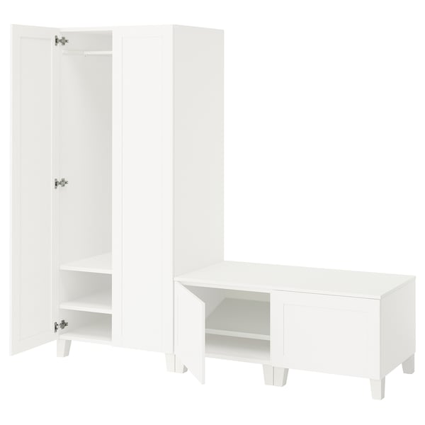 Conjunto de arrumação PLATSA branco, incluindo armários altos e largos com portas, prateleiras reguláveis e dobradiças metálicas. Design limpo e minimalista.