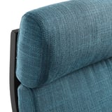 Grande plano da cadeira azul-petróleoPOÄNG, mostrando o seu design confortável e curvo.