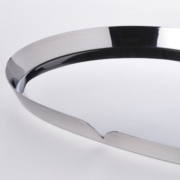 A curva metálica elegante e polida reflete a luz, exibindo a fabricação de precisão.