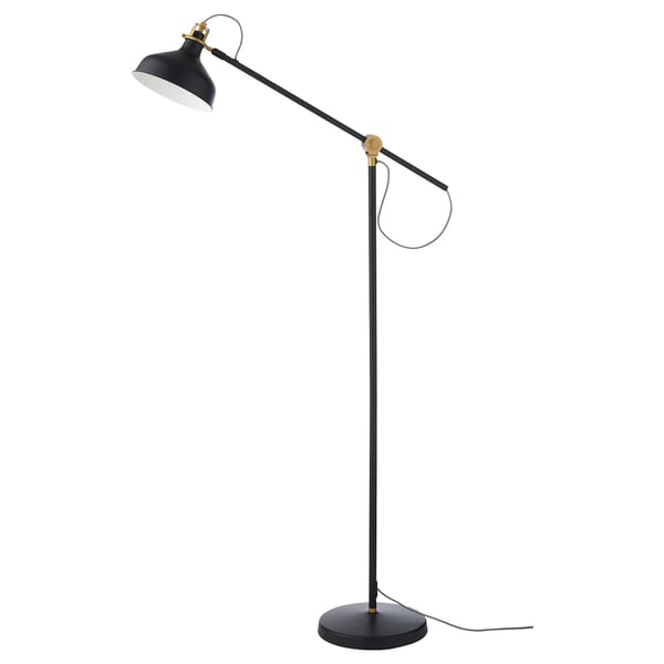Lâmpada RANARP - lâmpada de chão preta e latão com braço e sombra ajustáveis, design industrial moderno.