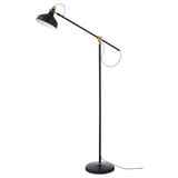 Lâmpada RANARP - lâmpada de chão preta e latão com braço e sombra ajustáveis, design industrial moderno.