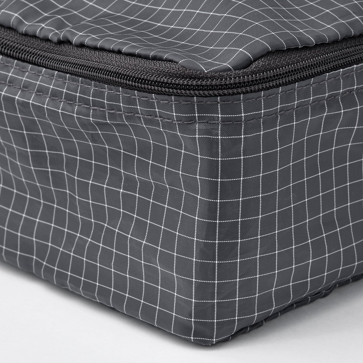 Bolsa organizadora cinza com zíper e padrão de grade. Material resistente e de alta qualidade.
