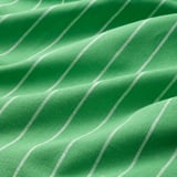 Close-up de toalha de cozinha listrada verde com linhas brancas, textura macia, feita de algodão reciclado.