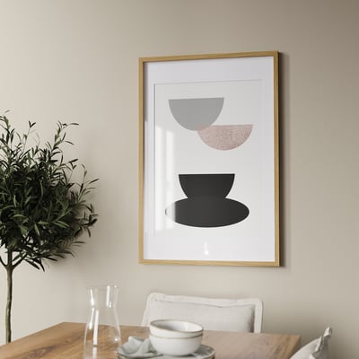 Uma impressão emoldurada minimalista na parede com conjunto de plantas e café.