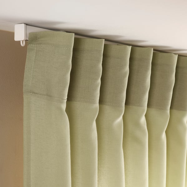 Cortina verde oliva transparente com fita de cabeçalho, filtra a luz, ideal para janelas largas ou divisórias.