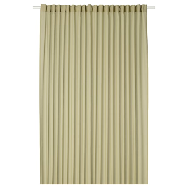 Esta imagem mostra uma cortina transparente verde-azeitona clara da coleção ROSENROBINIA, feita de poliéster reciclado, com um design simples de bolso para vara.