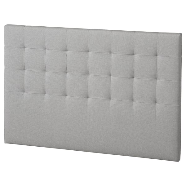 Cabeceira estofada cinza RYKKINN. Seu design retangular, macio, com costura moderna. Ideal para uma configuração de quarto aconchegante.