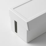 Caixa de armazenamento de plástico branco minimalista com tampa um pouco maior, projetada para organizar e ocultar acessórios eletrônicos.