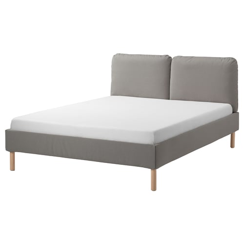 Cama SAGESUND: estrutura estofada cinza, pernas de madeira, cabeceira inclinada com 2 almofadas, design moderno.