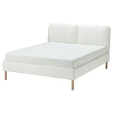 Cama SAGESUND branca moderna com duas cabeceiras almofadadas, pernas de madeira claras, design elegante.