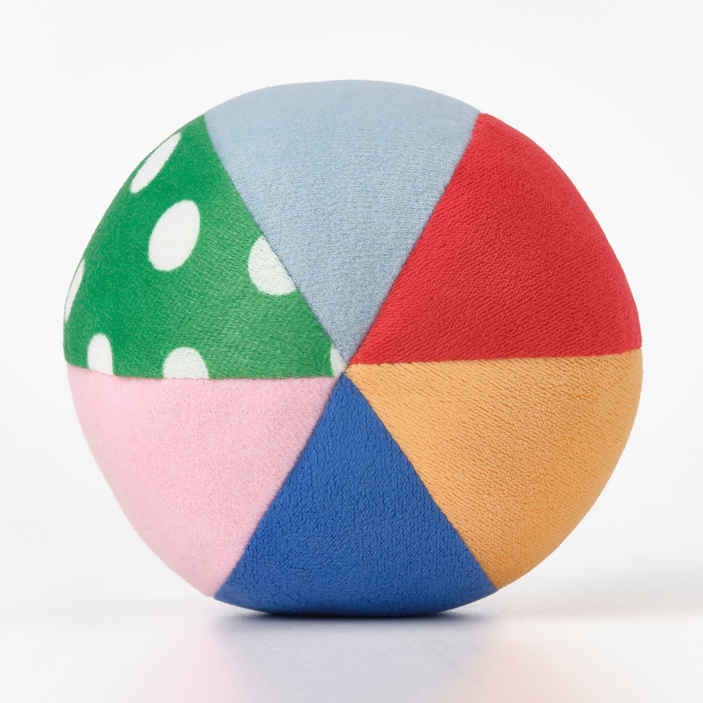 Bola de criança colorida e macia com seções distintas, padrões vibrantes e som suave de chocalho, promovendo o jogo sensorial.