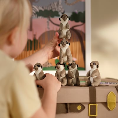 Um brinquedo de peluche SANDLÖPARE cinzento e branco. É macio e feito com materiais reciclados.