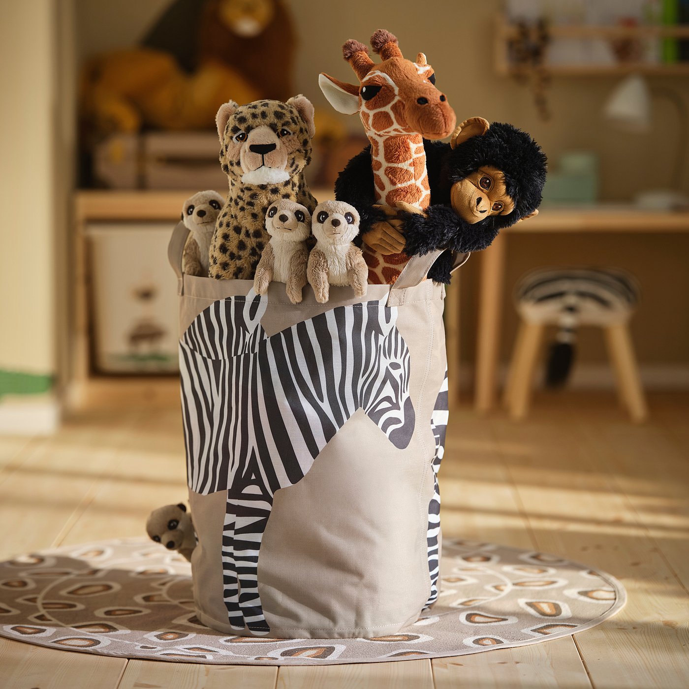 Brinquedos macios derramam da bolsa com estampa de zebra no chão. Ou brinquedos saem da bolsa com estampa de zebra no chão de madeira.