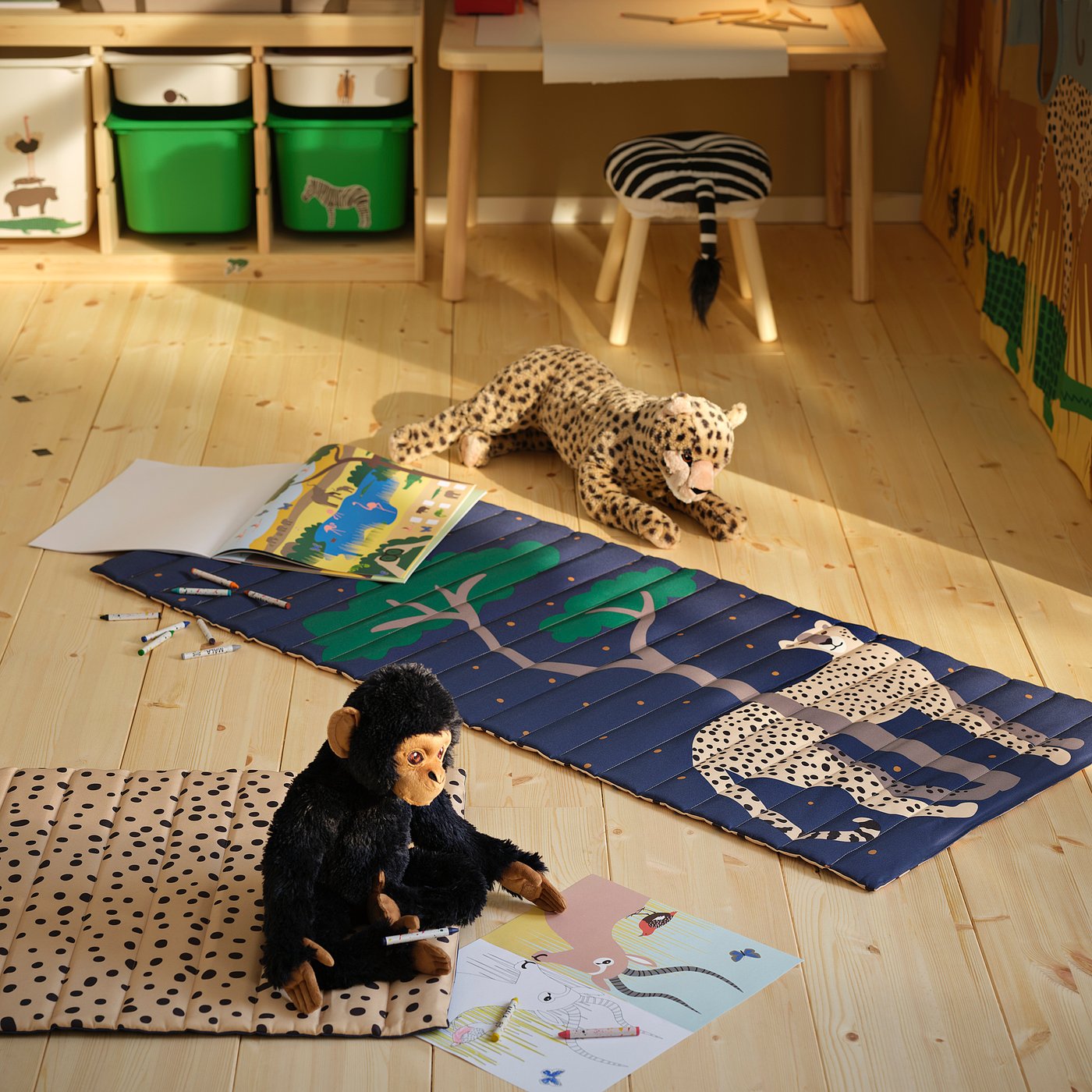Tapete de brincar de savana azul com brinquedos de macaco e zebra, adequado para crianças.