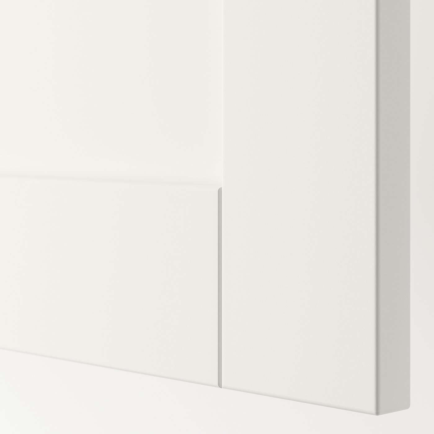Porta de armário branca e limpa com acabamento liso. Parte da linha de móveis SANNIDAL. Mostra design minimalista e moderno.