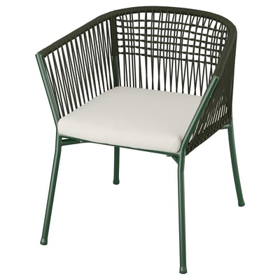 Cadeira exterior verde SEGERÖN, design de vime, almofada branca.