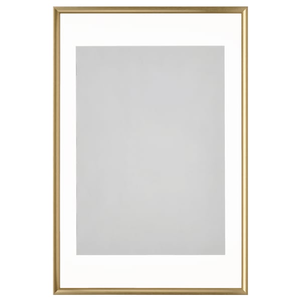 Quadro vazio com moldura dourada, com tapete cinza claro, pronto para pendurar.