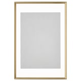 Quadro vazio com moldura dourada, com tapete cinza claro, pronto para pendurar.