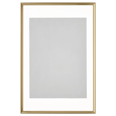 Quadro vazio com moldura dourada, com tapete cinza claro, pronto para pendurar.