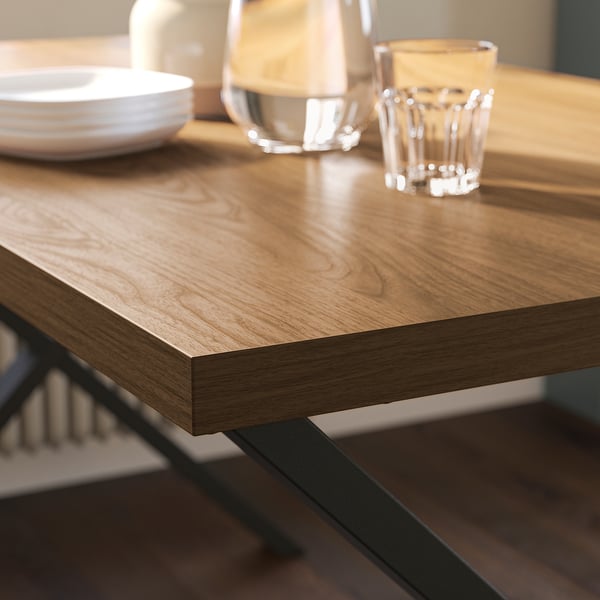 SKÅLSTA Mesa e 4 cadeiras, efeito nogueira Em forma de X preto-cinzento/chapa de nogueira c/contorno metálico/preto-cinzento, 140x80 cm